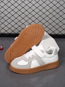 Detalle de zapatillas infantiles con suela antideslizante y cierre de velcro