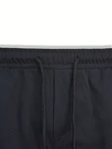 Detailansicht des elastischen Hosenbundes mit verstellbarem Kordelzug bei Herrenhosen