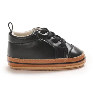Detailweergave van zwarte PU-leren babyschoenen met zachte antislip rubberen zool