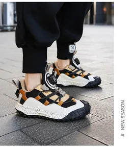 Vista lateral de zapatillas de malla para niños con cierre giratorio para deporte