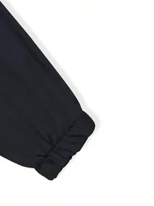 Detaillierte Ansicht des elastischen Bündchens an einer schwarzen Herren-Sporthose