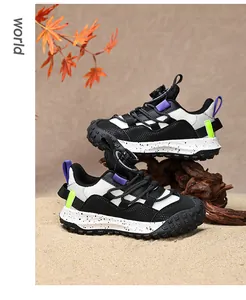 Vista detallada de zapatillas deportivas de malla para niños en exhibición rústica