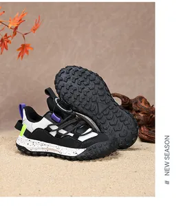 Vista detallada de zapatillas de exterior para niños con cordones giratorios y suela antideslizante
