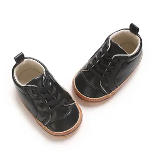 Gedetailleerde weergave van zwarte PU-leren babysneakers met zachte antislipzolen voor baby's