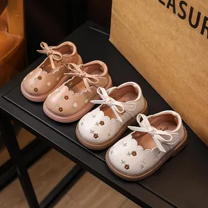Zapatos de cuero para bebé niña con bordado floral y lazo en rosa y blanco