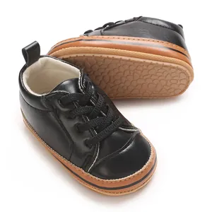 Detail van zwarte PU-lederen babysneakers met antislip zachte rubberen zool voor baby's 0-1 jaar