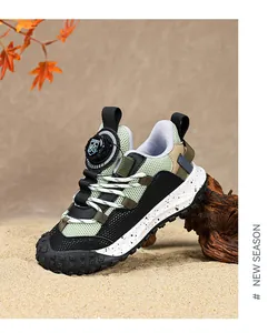 Detalle de zapatillas de malla verde para niños con sistema de cordones rápidos