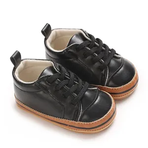 Detailweergave van zwarte PU-leren babyschoenen met zachte antislip rubberen zolen