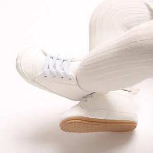 Detailopname van witte baby loopschoenen met antislip zachte rubberen zool voor baby's