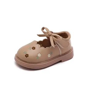 Zapatos Mary Jane para bebé niña con bordado floral y lazo para primeros pasos en beige