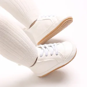 Detail van witte babyschoentjes voor peuters met zachte antislip rubberen zool van PU-leer