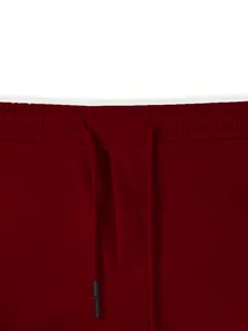 Nahaufnahme einer dunkelroten Herren-Sporthose mit elastischem Bund und Kordelzug.