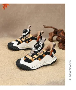 Vista detallada de zapatillas de exterior para niño con cierre rotatorio y suela gruesa.