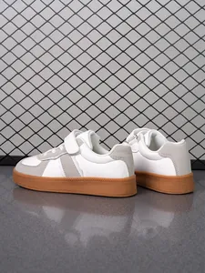 Vista detallada trasera de zapatillas blancas para niños con detalles grises y suela goma