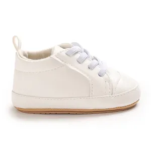 Detail van witte PU-lederen babysneakers met een zachte antislip rubberen loopzool
