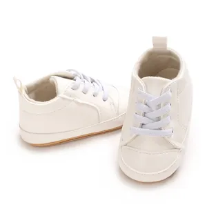 Detailweergave van witte PU-lederen babyloopschoenen met zachte rubberen zolen