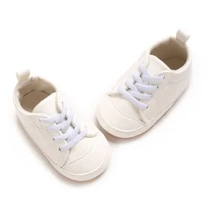 Bovenaanzicht van crèmewitte baby sneakers van PU-leer met zachte rubberen zool