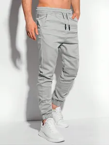 Detailansicht der hellgrauen Herren-Jogginghose mit Kordelzug und elastischen Bündchen