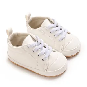 Detailopname van witte PU-lederen babyschoenen met zachte antislipzolen voor baby's en peuters