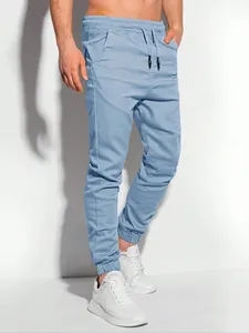 Detail einer hellblauen Jogginghose für Herren mit elastischem Bund und Kordelzug.