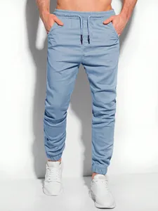Nahaufnahme der hellblauen Herren-Jogginghose mit Kordelzug und elastischen Bündchen