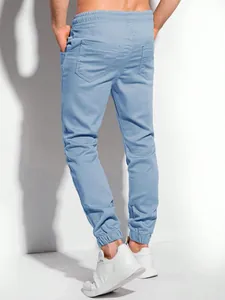 Rückansicht hellblaue Herren Sommer-Jogginghose mit Gummibund und Bündchen am Knöchel.
