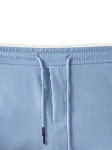 Detailansicht einer blauen Herren-Sporthose mit elastischem Bund und Kordelzugzugabe
