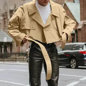 Detailansicht einer stilvollen Herren Trenchjacke in Khaki mit verstellbarem Gürtel