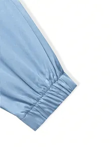 Nahaufnahme des elastischen Bündchen-Designs an hellblauen Sommer-Sporthosen für Herren