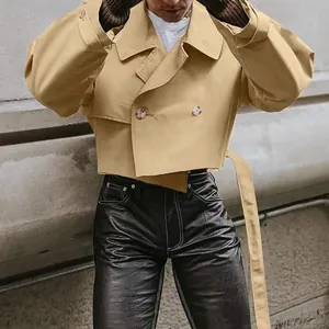 Modischer Herren-Kurztrenchcoat in Khaki mit verstellbarem Gürtel und Revers.