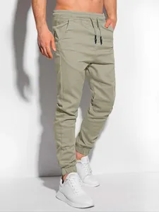 Seitenansicht der lässigen salbeigrünen Jogginghose für Herren mit Kordelzugdetail