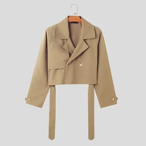 Nahaufnahme einer kurzen Herren-Trenchjacke in Khaki mit Revers und Gürtelriemen.