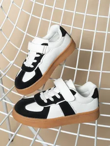 Zapatillas casuales para niños en blanco y negro con suela de goma y velcro