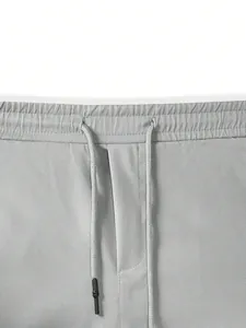 Nahaufnahme der hellgrauen Herren-Sporthose mit verstellbarem Kordelzug am Bund