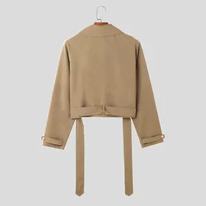 Rückansicht einer khakifarbenen Herren-Kurzjacke mit Taillengürtel und Ärmelriemen.