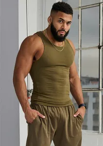 Vue détaillée du débardeur de fitness côtelé vert olive pour homme porté par un mannequin