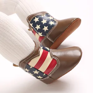 Detailweergave van vintage babylaarzen van PU-leer met Amerikaanse vlagprint en zachte zool