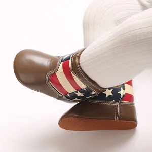 Close-up van vintage babyboots van PU met zachte zool en Amerikaans vlagpatroon en legging.