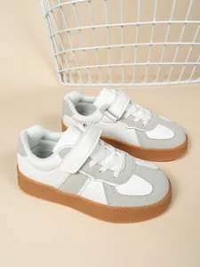 Zapatillas casuales para niños con parte superior blanco-gris y suela de goma marrón