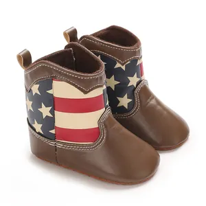 Close-up van vintage babyboots met Amerikaans vlagpatroon en zacht PU-leer.