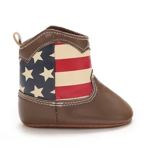 Zijaanzicht van vintage babylaarzen met Amerikaans vlagpatroon en zacht PU-leer