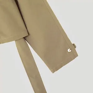Detail einer khakifarbenen Herrenjacke mit Ärmelmanschette, Knopf und passendem Gürtel.
