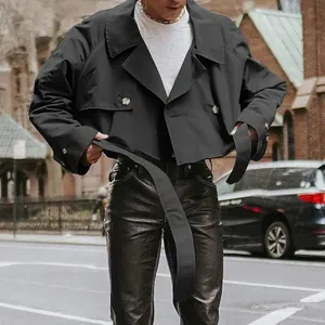 Nahaufnahme einer schwarzen kurzen Trenchcoat-Jacke mit breitem Revers und Gürtel