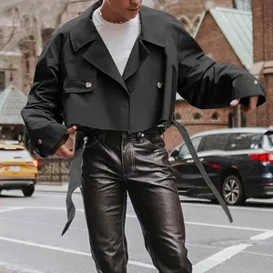 Stylische schwarze Herren Kurzjacke mit Gürtel und Reverskragen für herbstlichen Urban-Look