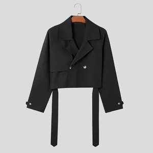 Detailansicht einer schwarzen kurzen Windjacke mit Revers und Gürtelriemen