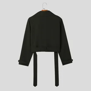 Detailansicht der Rückseite einer lockeren schwarzen Kurzjacke für Herren mit Gürtel