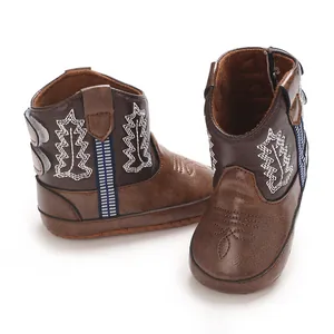 Vista dettagliata degli stivali da cowboy per neonati in pelle PU marrone alla moda