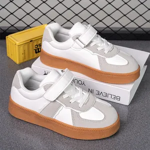 Zapatillas infantiles modernas en blanco y gris con suelas de plataforma de goma antideslizantes