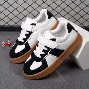 Zapatillas casuales para niños en blanco y negro con suelas de goma antideslizantes