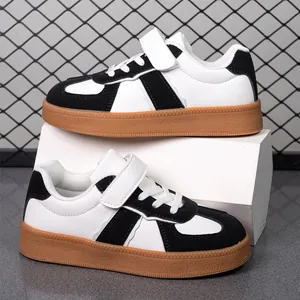 Zapatillas antideslizantes para niños en blanco y negro con suela de goma y velcro